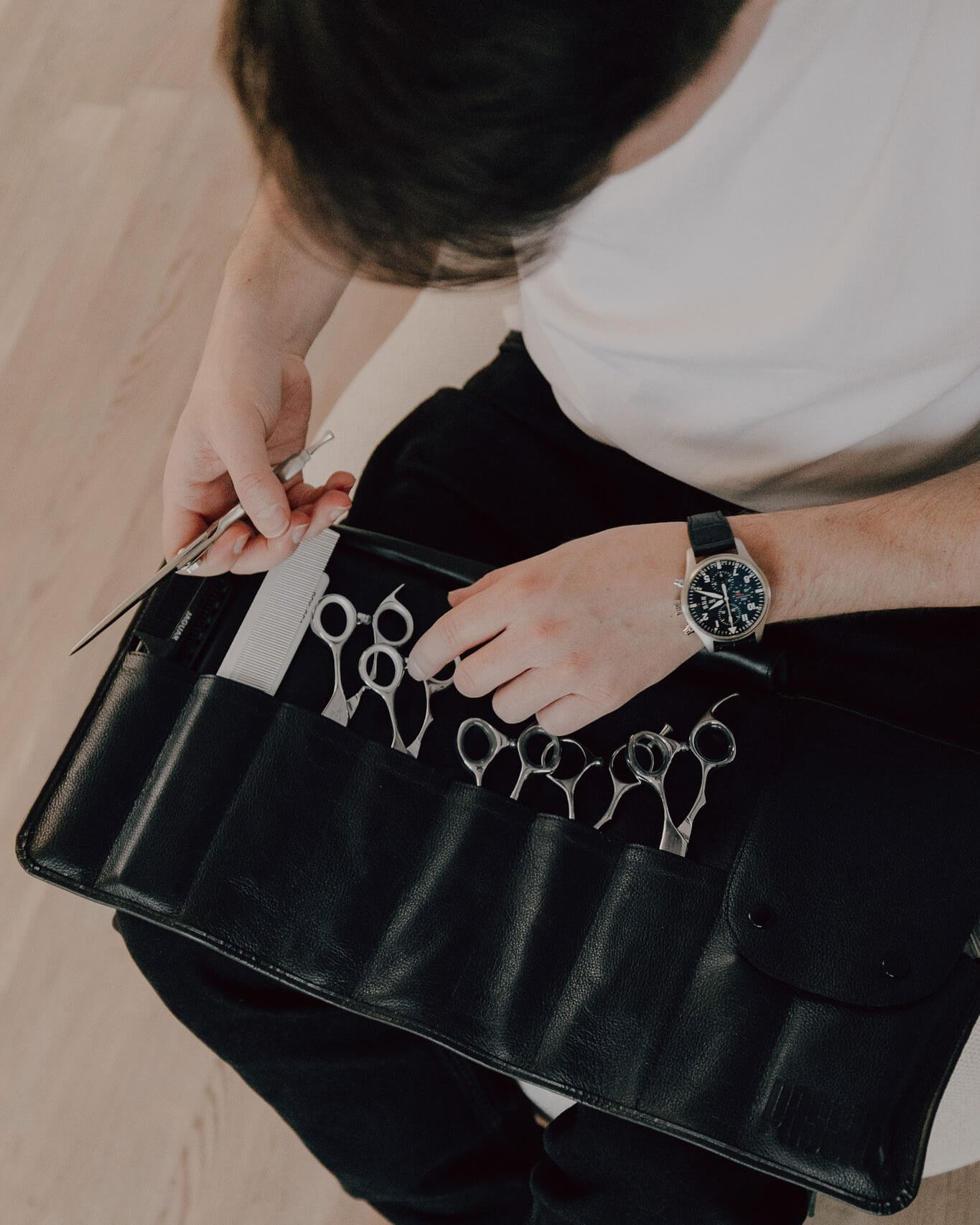 Hairdesigner Ray in Zurich stellt seine Coiffeur-Scheren zusammen