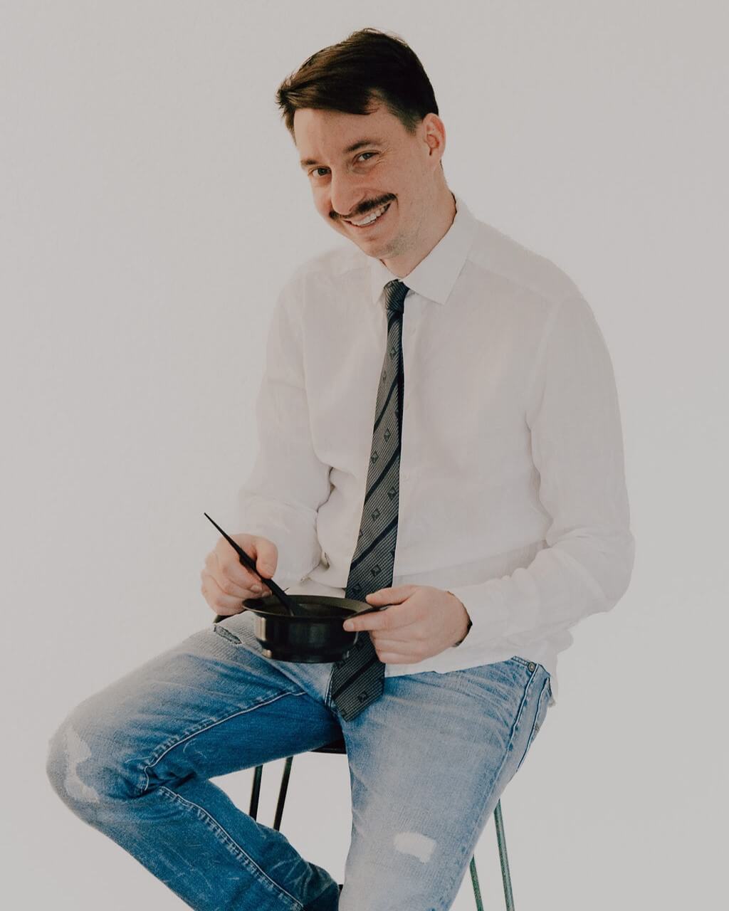 Hairdesigner Ray aus Zürich bereitet die Farbe für eine neue Haarfarbe vor.