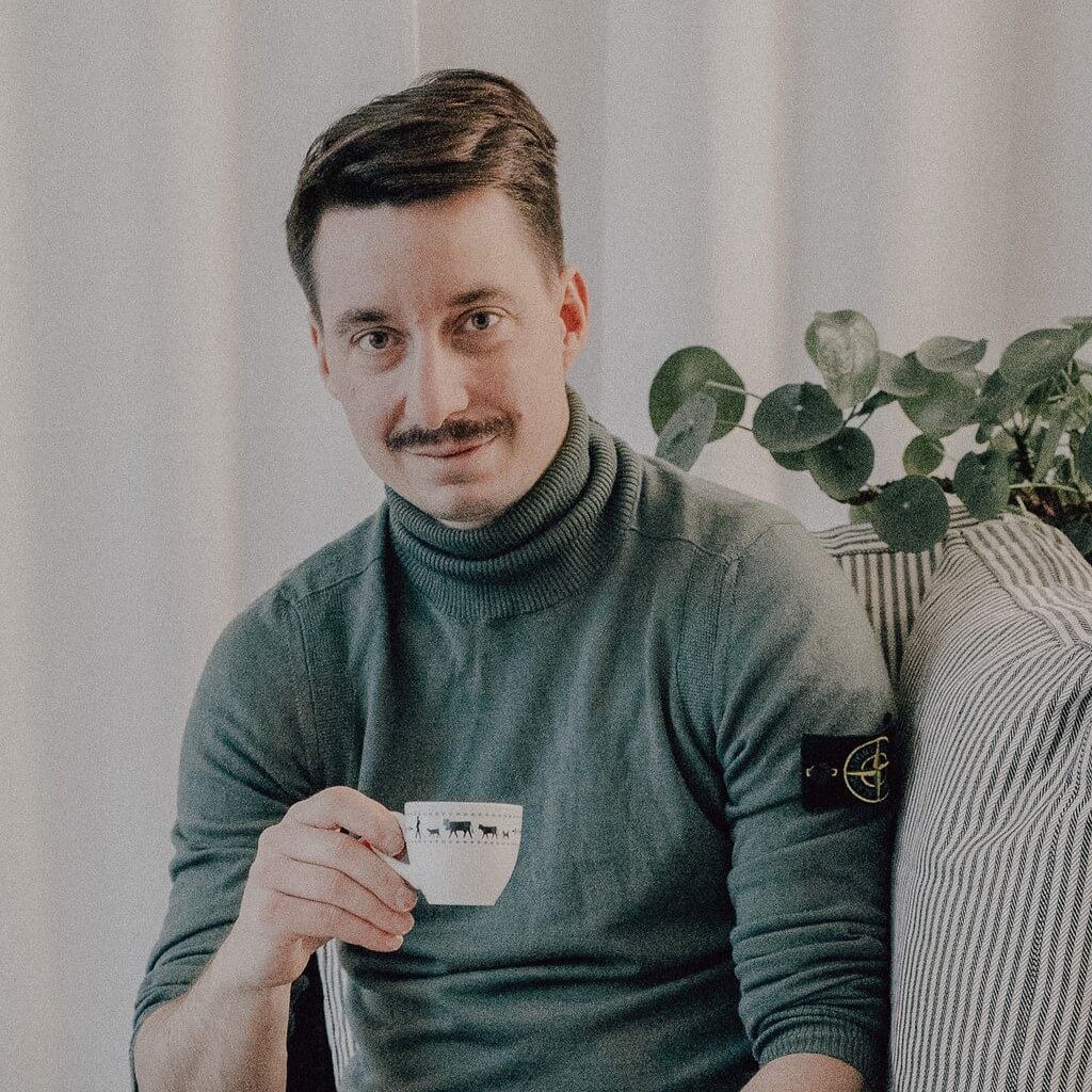 Hairdesigner Coiffeur Ray aus Zürich trinkt Cafe