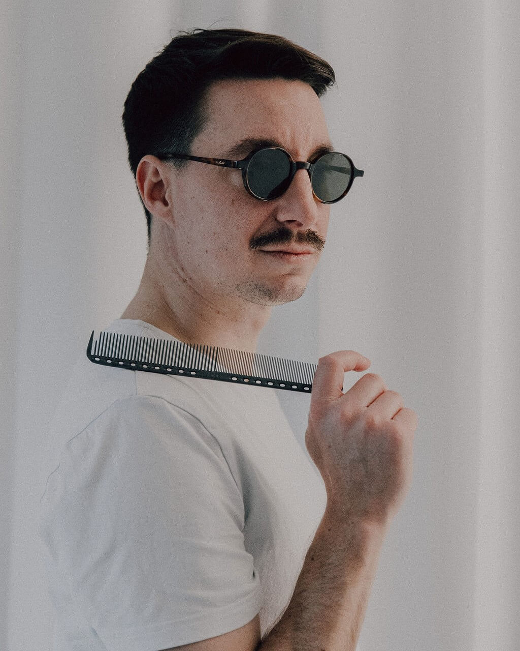 Hairdesigner Ray aus Zürich mit seinem präzisen Kamm auf der Schulter