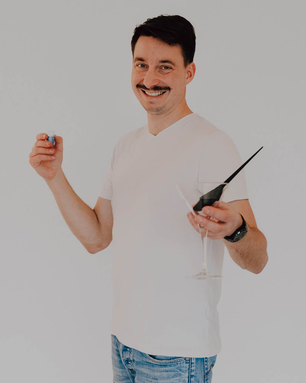 Hairdesigner Ray aus Zürich macht einen Farbencocktail für eine neue Haarfarbe