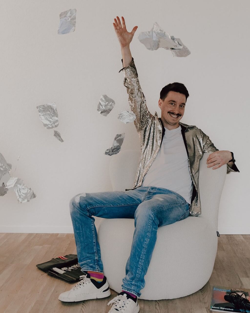 Hairdesigner Ray aus Zürich ist glücklich und schmeisst die Folien für das Hair-Balayage durch die Luft.